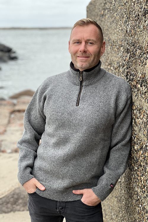 Klassisk norsk sweater i ensfarvet grå af 100% uld fra NORWOOL
