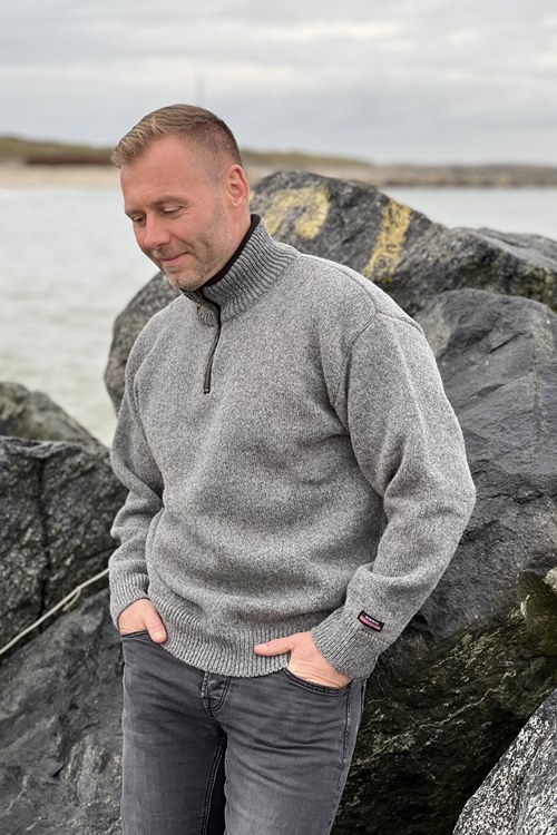 Ensfarvet norsk sweater af 100% uld by NORWOOL of Norway