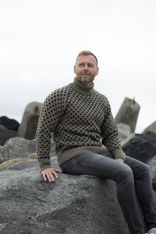 Kraftig strik rullekrave sweater af 100% ren uld